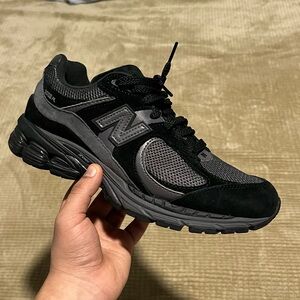 New Balance Men's 2002r black
